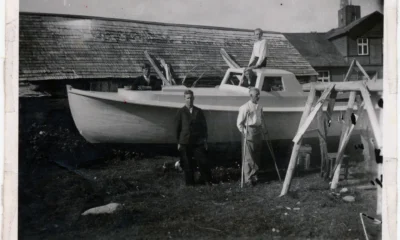 Paat Aksi-Madise õuel 1942 suvel. Helmut istub kajutilael, Verner karkudega seisab paadi ees. Rannarahva Muuseumi fotokogu.