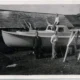 Paat Aksi-Madise õuel 1942 suvel. Helmut istub kajutilael, Verner karkudega seisab paadi ees. Rannarahva Muuseumi fotokogu.